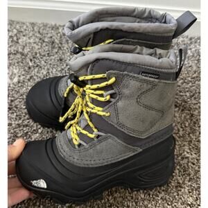 The North Face Alpenglow V Waterproof kids boot size 11